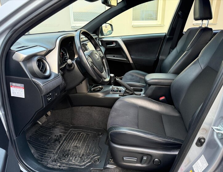 Toyota RAV4 SUV 2,5 l 114 kw