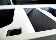 Land Rover Defender 18