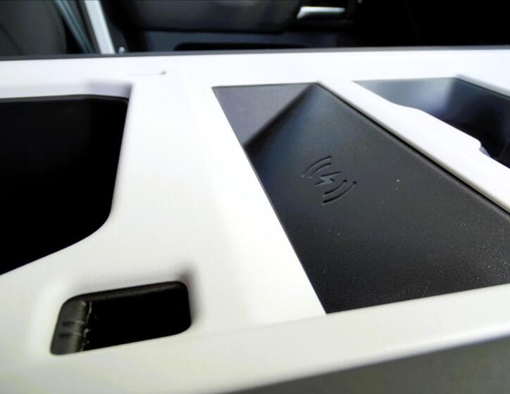 Land Rover Defender 18