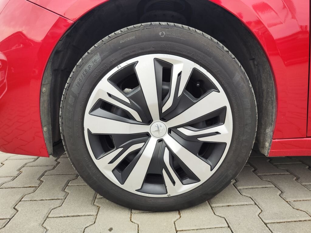 Peugeot 208 Hatchback 1,2 l 74 kw