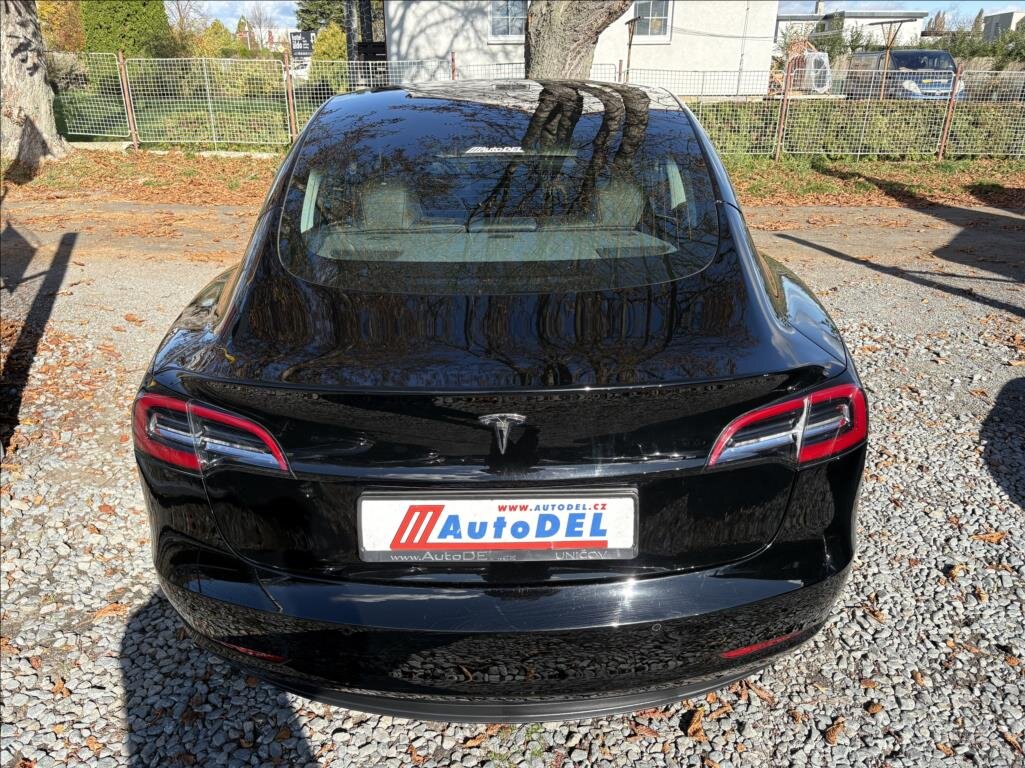 Tesla Model 3 Sedan 0,0 239 kw