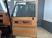 Land Rover Defender 21