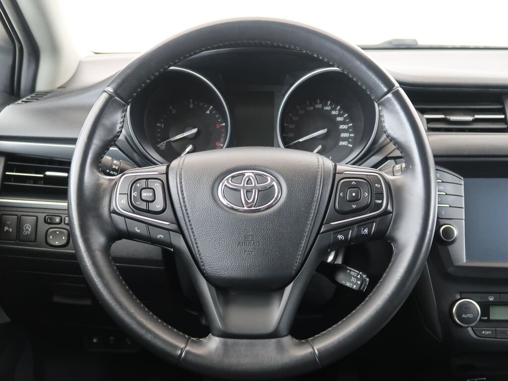 Toyota Avensis Kombi 2,0 l 105 kw