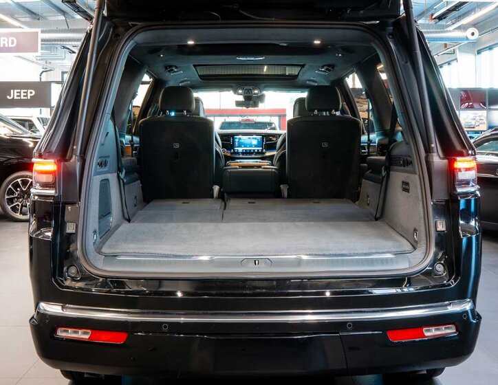 Jeep Grand Wagoneer SUV 6,4 l 351 kw