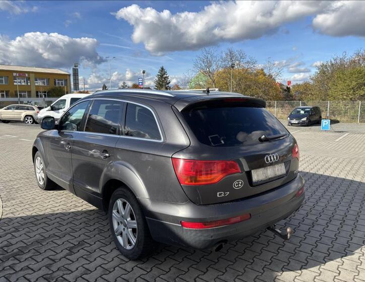 Audi Q7 6