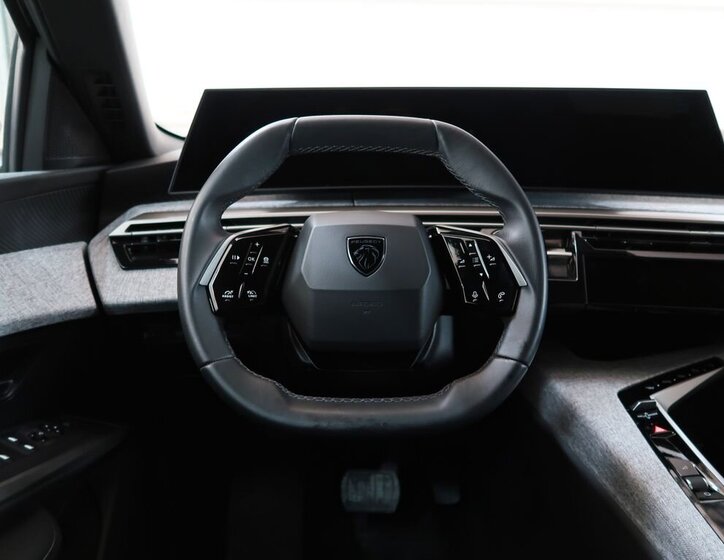 Peugeot 5008 SUV 1,2 l 100 kw