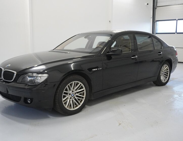 BMW Řada 7 Sedan 6,0 l 327 kw