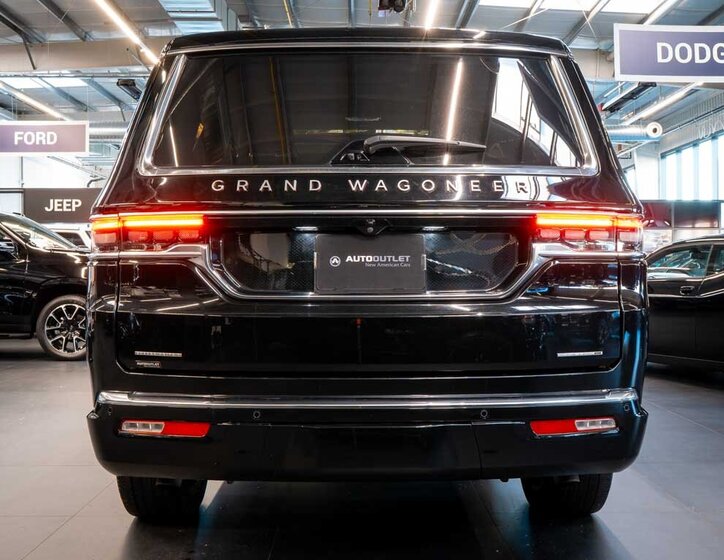 Jeep Grand Wagoneer 4