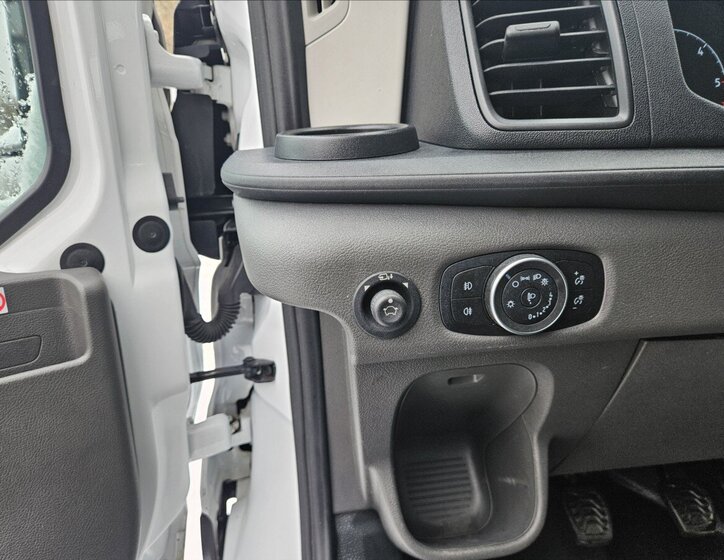 Ford Transit 9