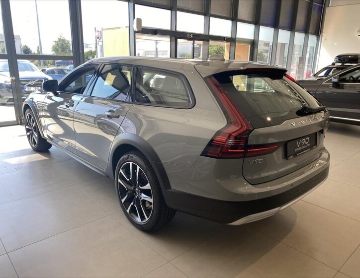 Volvo V90 2