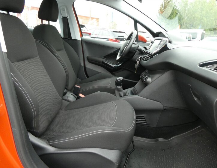 Peugeot 208 Hatchback 1,2 l 61 kw