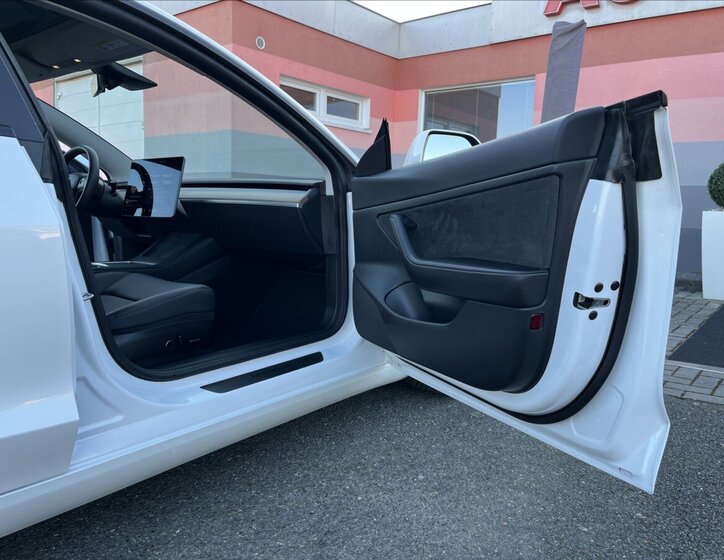 Tesla Model 3 Sedan / Limuzína 0,0 208 kw