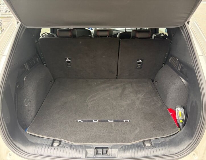 Ford Kuga SUV / Terénní 2,5 l 140 kw