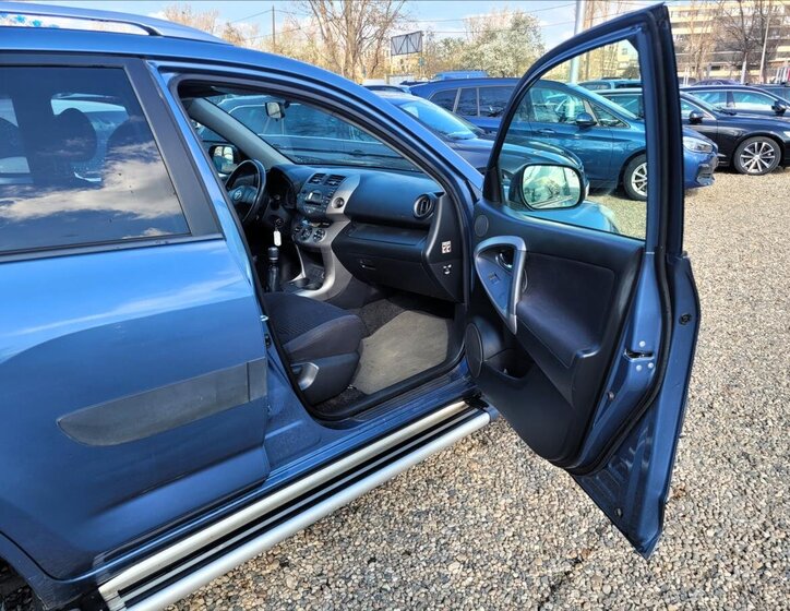 Toyota RAV4 SUV / Terénní 2,2 l 100 kw