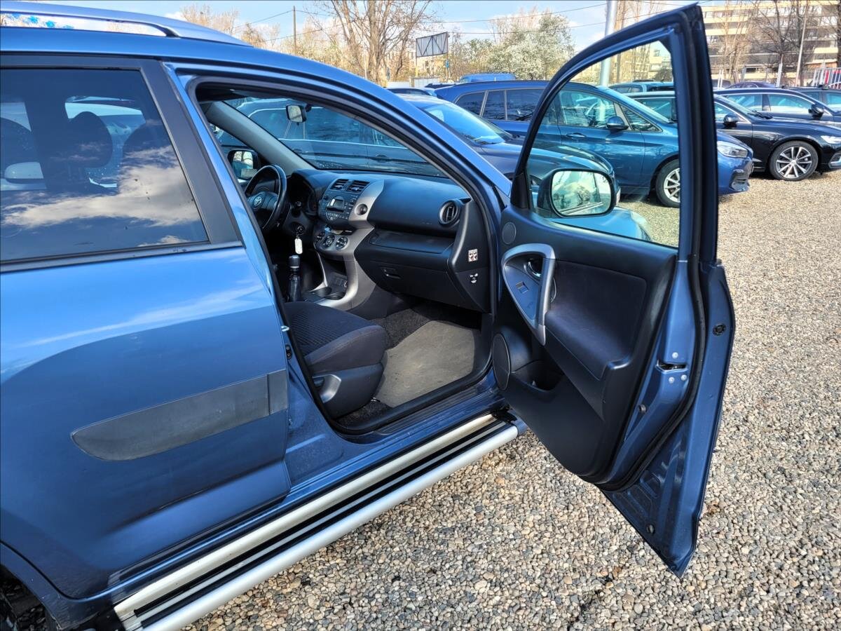 Toyota RAV4 SUV / Terénní 2,2 l 100 kw