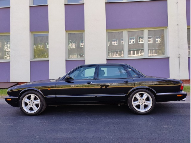 Jaguar XJR