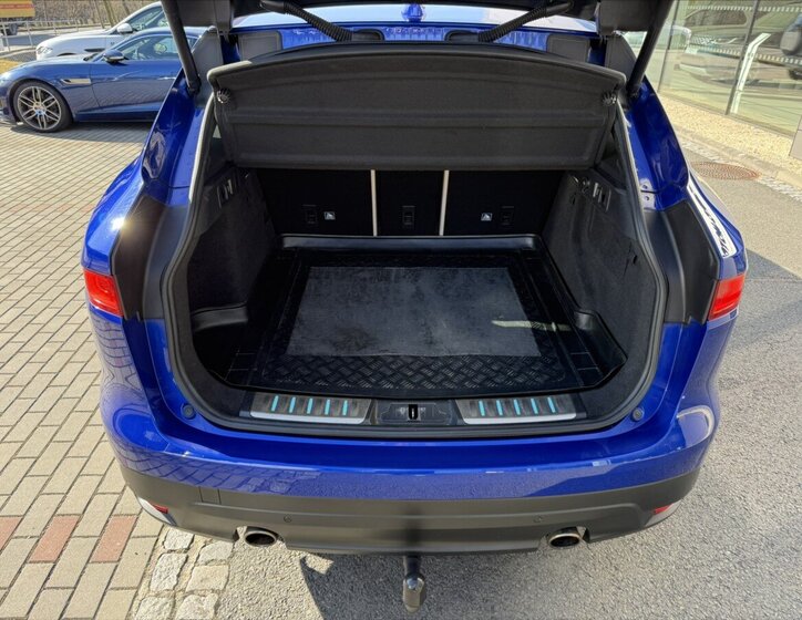 Jaguar F-Pace 10