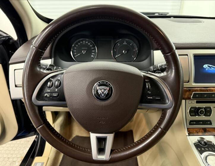 Jaguar XF 8