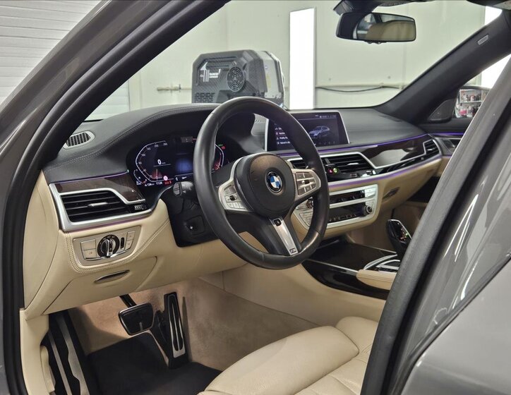 BMW Řada 7 Sedan 3,0 l 195 kw