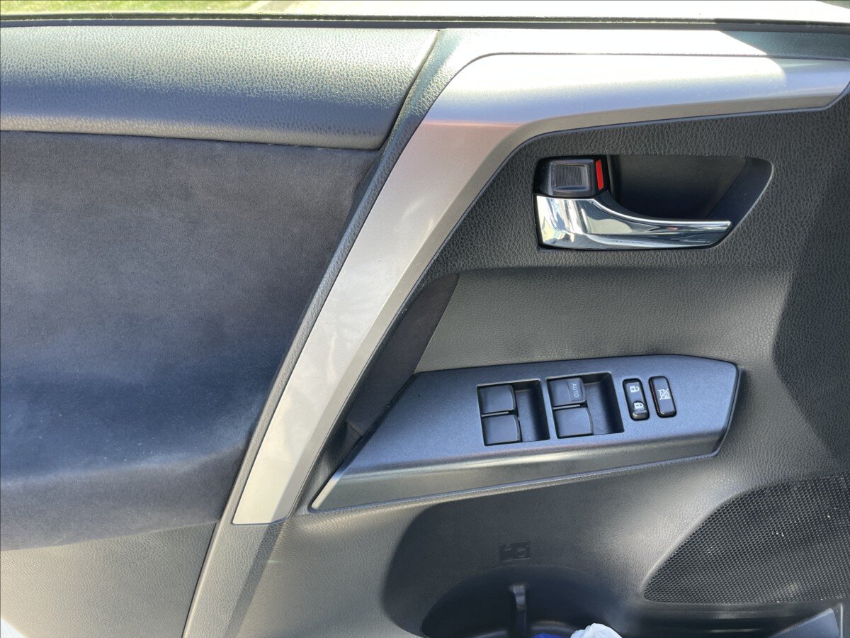 Toyota RAV4 SUV / Terénní 2,5 l 145 kw