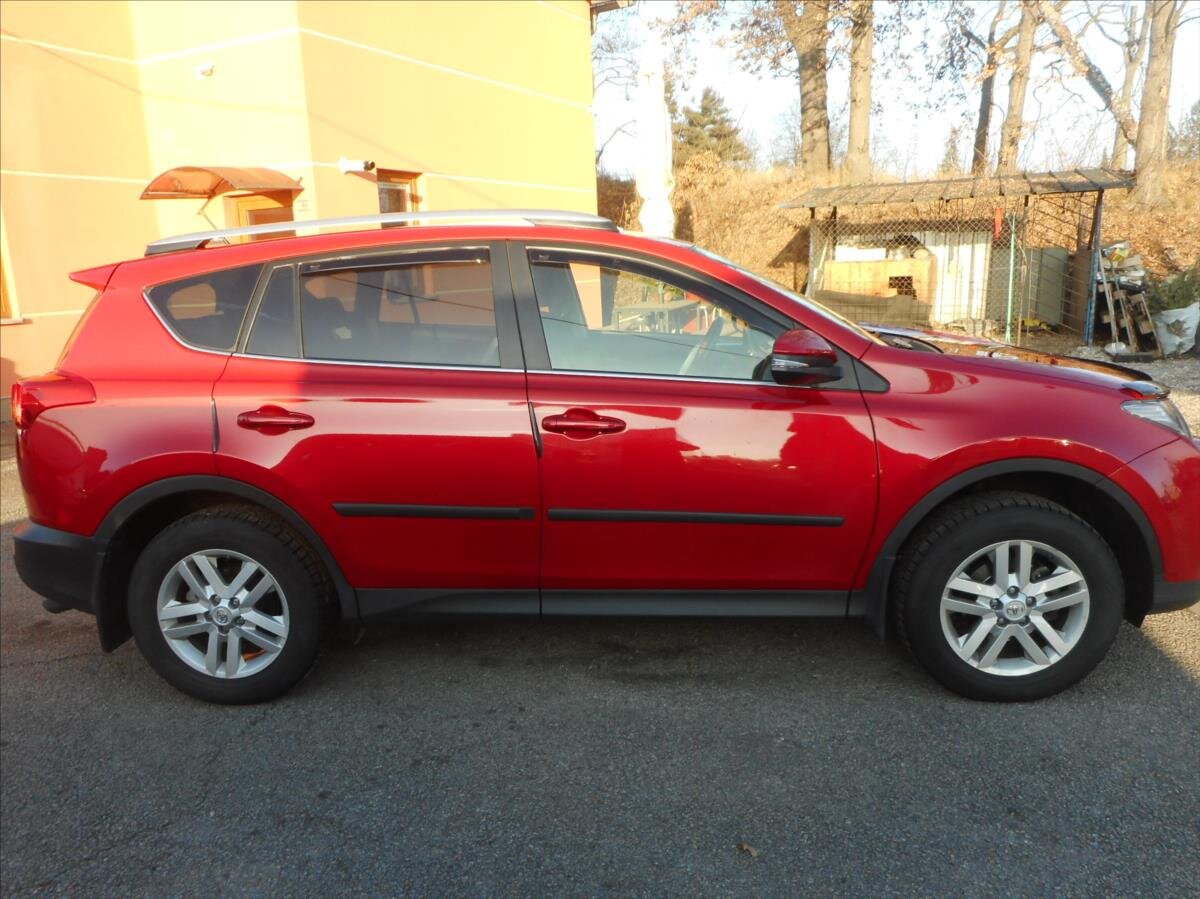 Toyota RAV4 SUV 2,0 l 111 kw