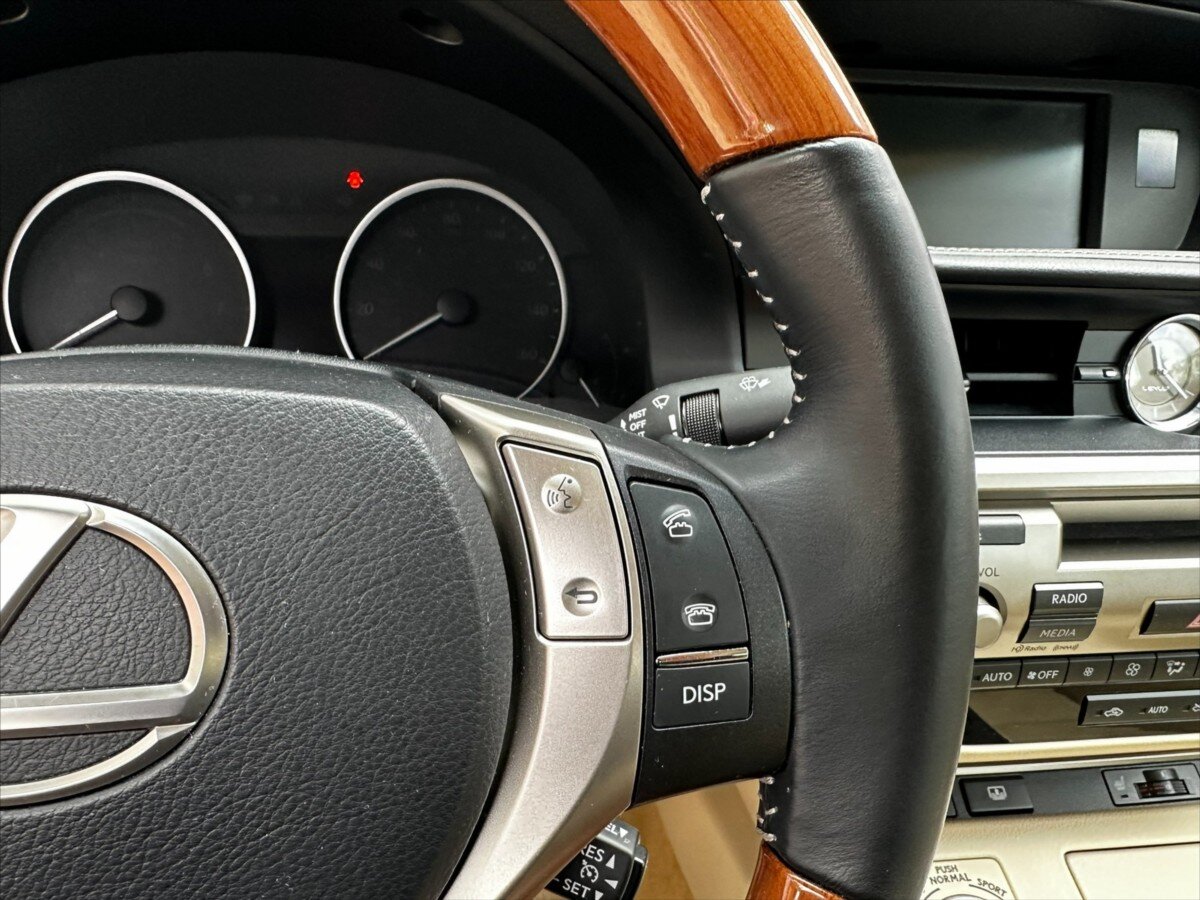 Lexus ES 300h Sedan / Limuzína 3,0 l 116 kw