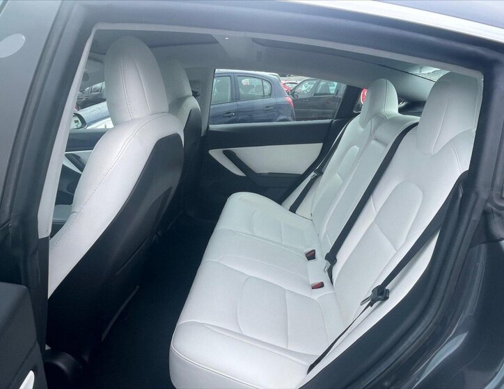 Tesla Model 3 Sedan / Limuzína 0,0 239 kw