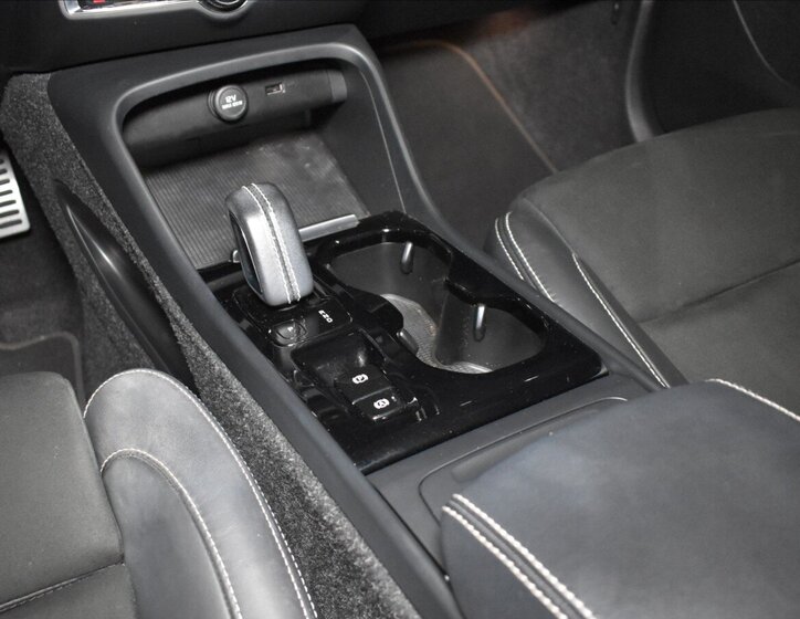 Volvo XC40 SUV / Terénní 2,0 l 145 kw