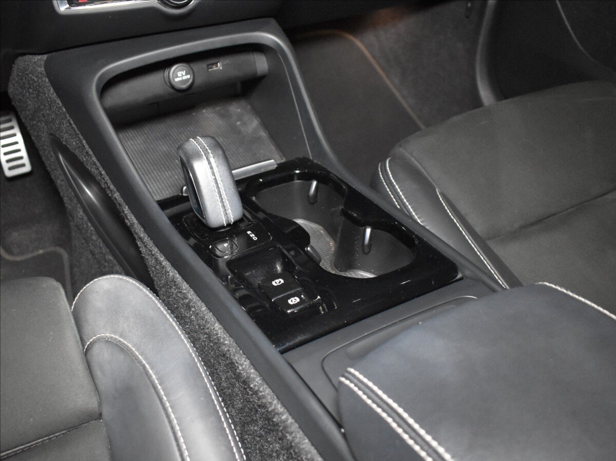 Volvo XC40 SUV / Terénní 2,0 l 145 kw