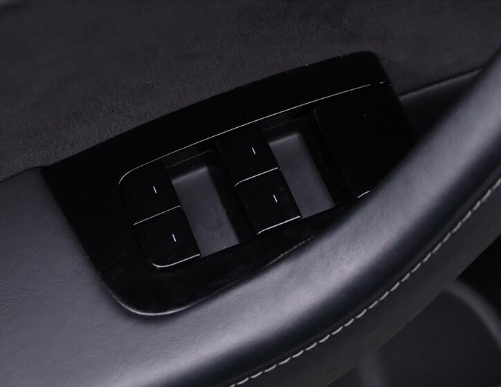 Tesla Model 3 Sedan / Limuzína 0,0 340 kw