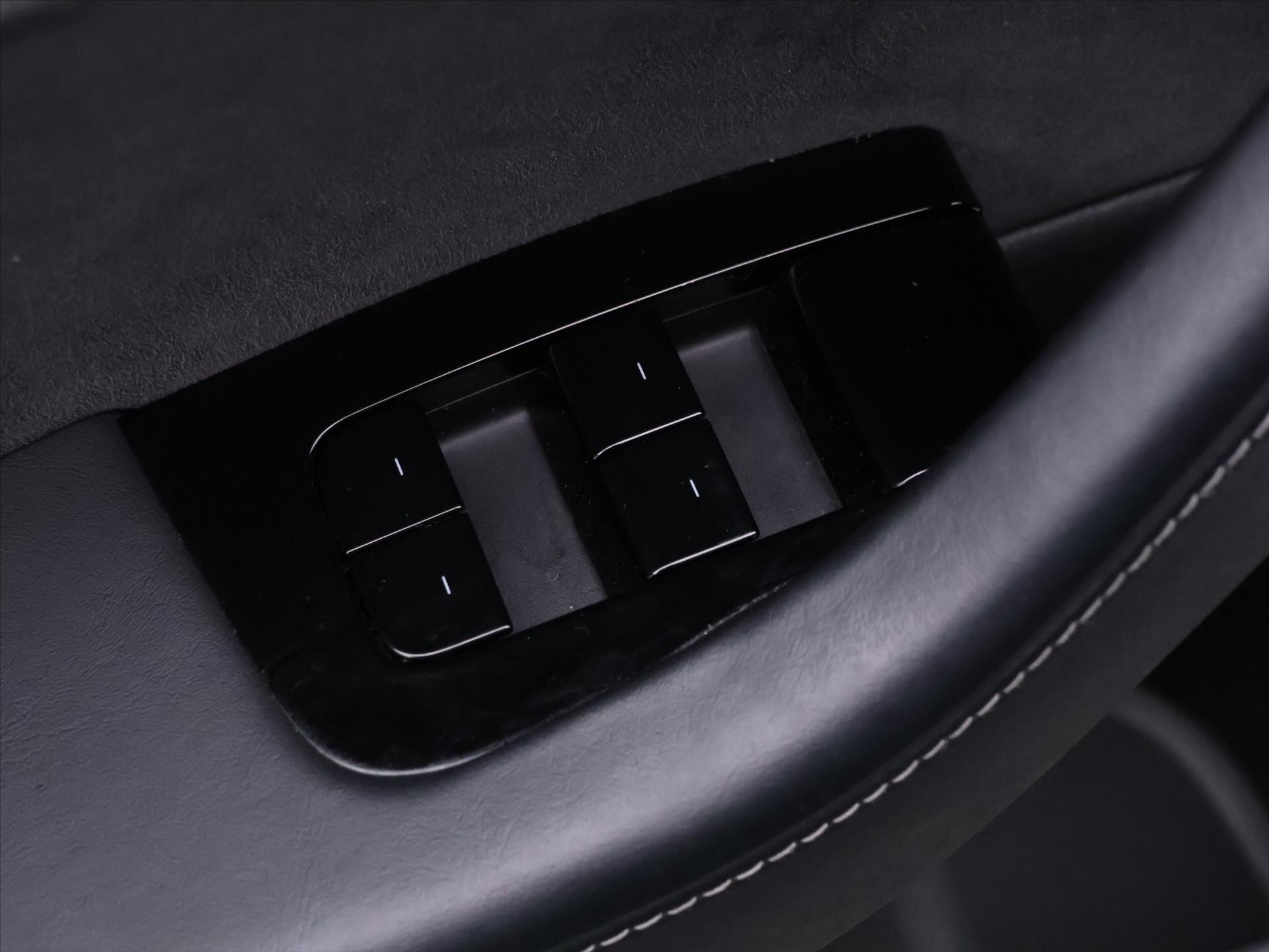 Tesla Model 3 Sedan / Limuzína 0,0 340 kw