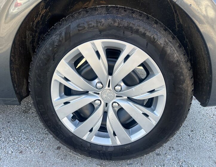 Peugeot 208 Hatchback 1,2 l 60 kw