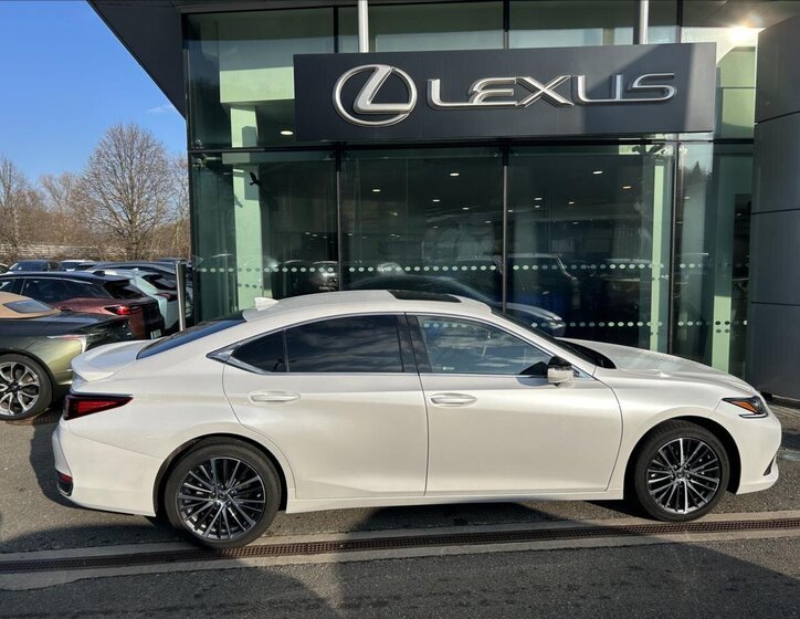 Lexus ES 300h Sedan / Limuzína 2,5 l 160 kw