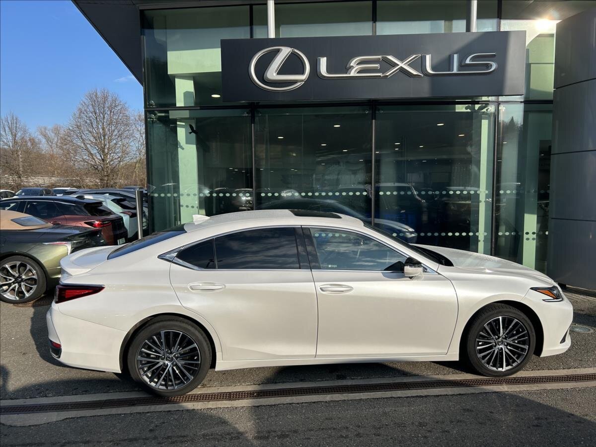 Lexus ES 300h Sedan / Limuzína 2,5 l 160 kw