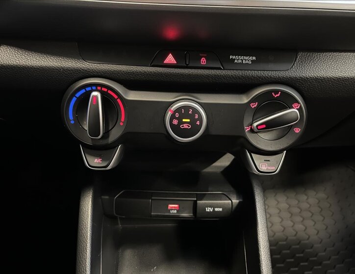 KIA Stonic SUV 1,2 l 61 kw