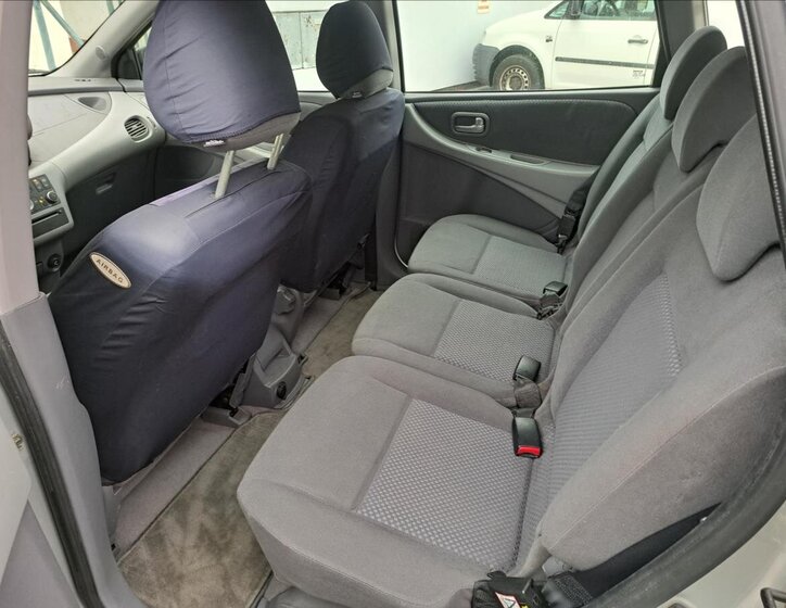 Nissan Almera Tino 38