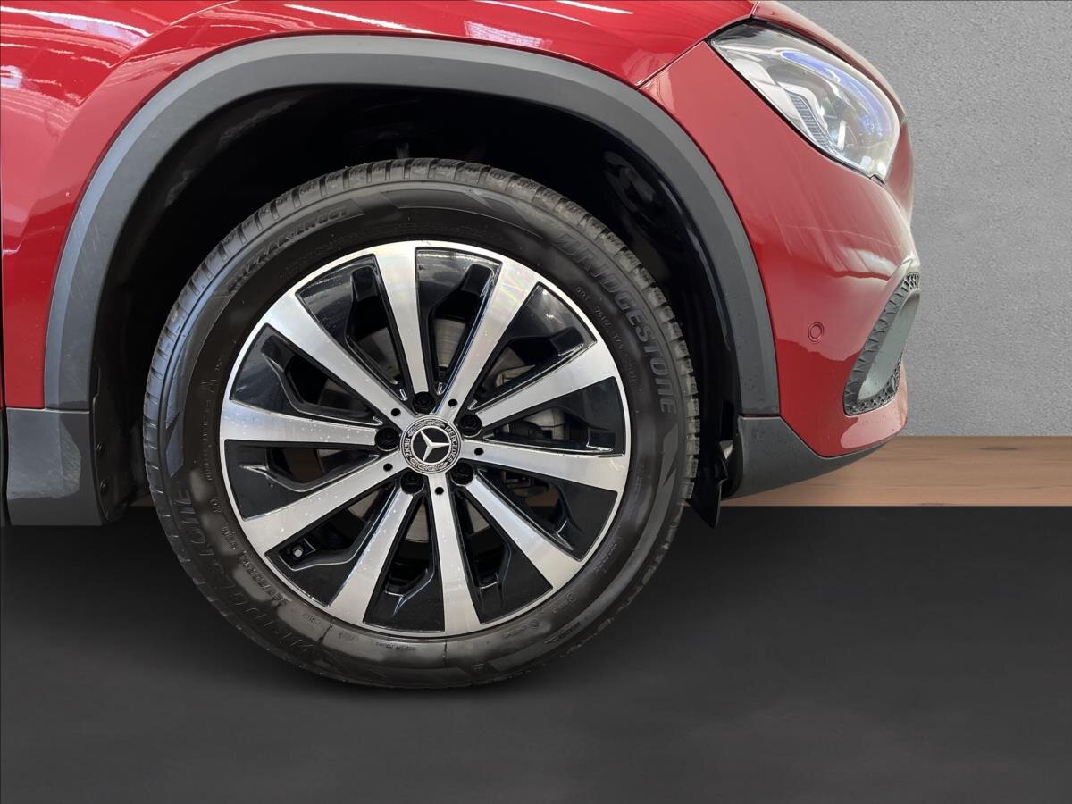Mercedes-Benz GLA SUV 1,3 l 120 kw