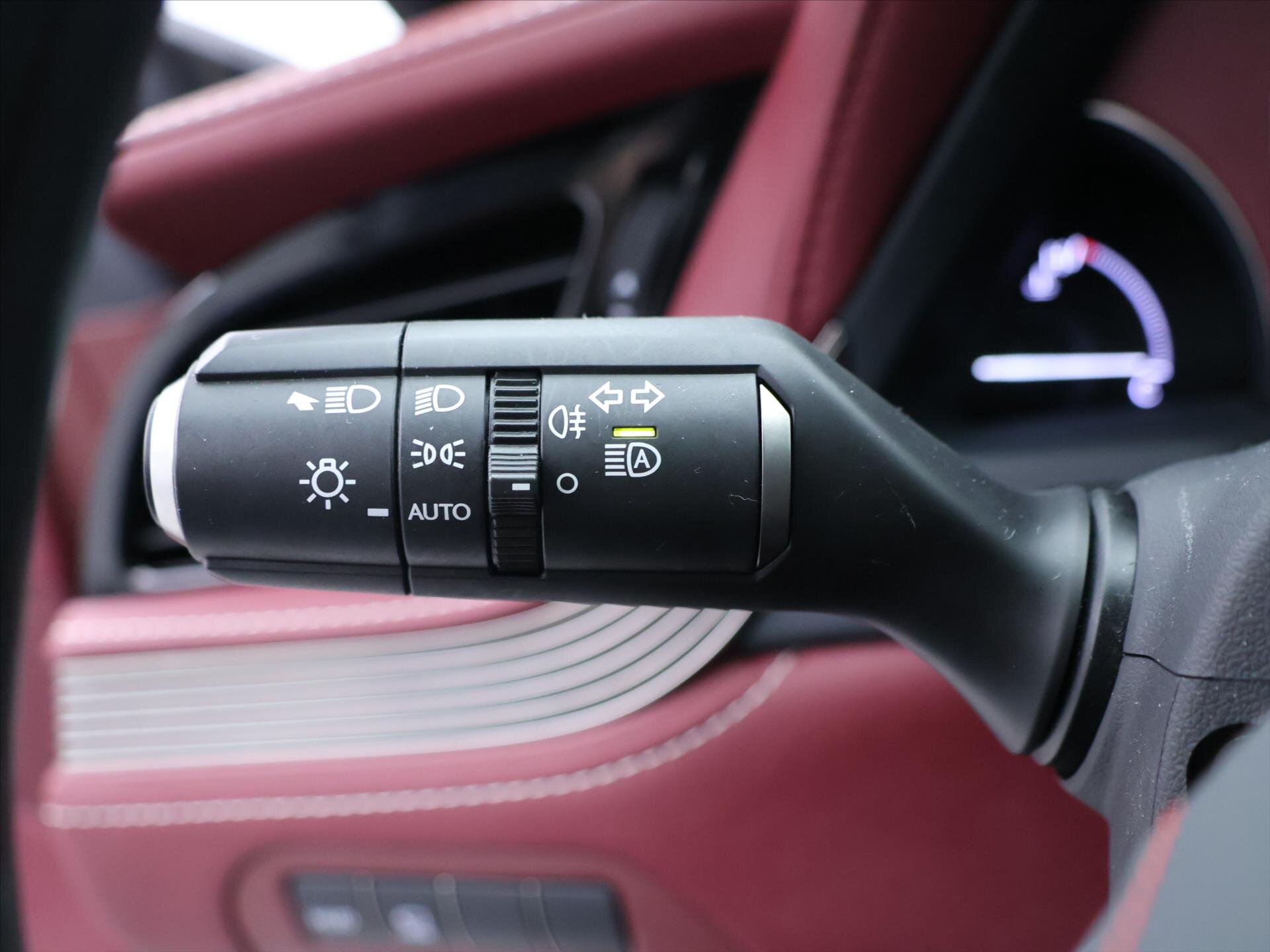 Lexus LS 500h Sedan / Limuzína 3,5 l 220 kw