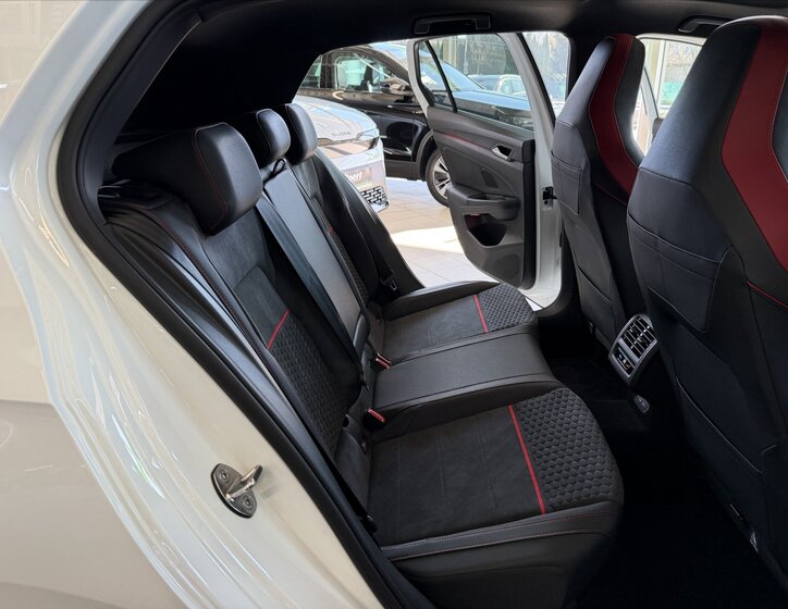 Volkswagen Golf Hatchback 2,0 l 221 kw