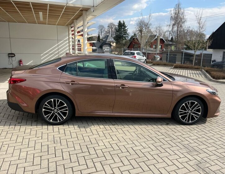 Toyota Camry Sedan / Limuzína 2,5 l 137 kw