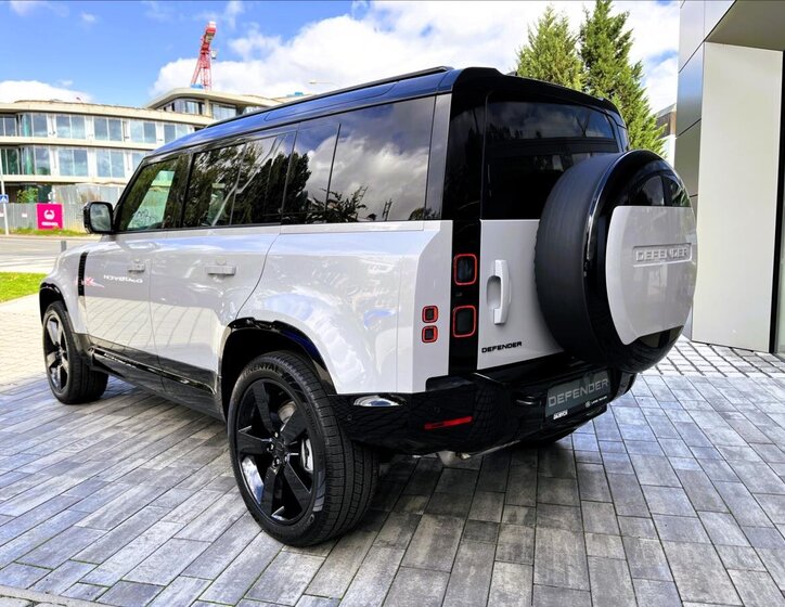 Land Rover Defender 4