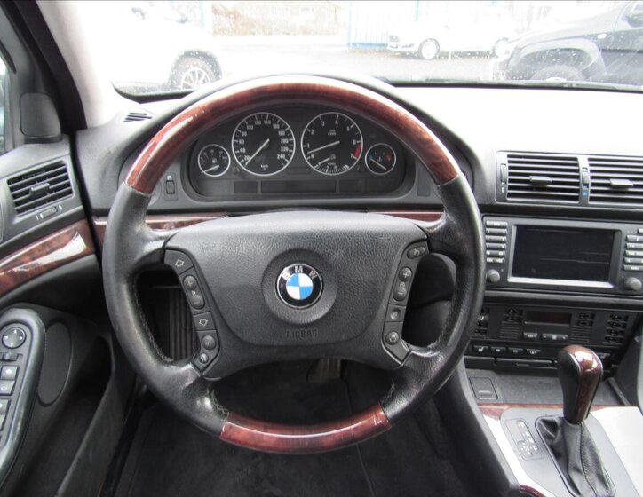 BMW Řada 5 Sedan / Limuzína 2,5 l 141 kw