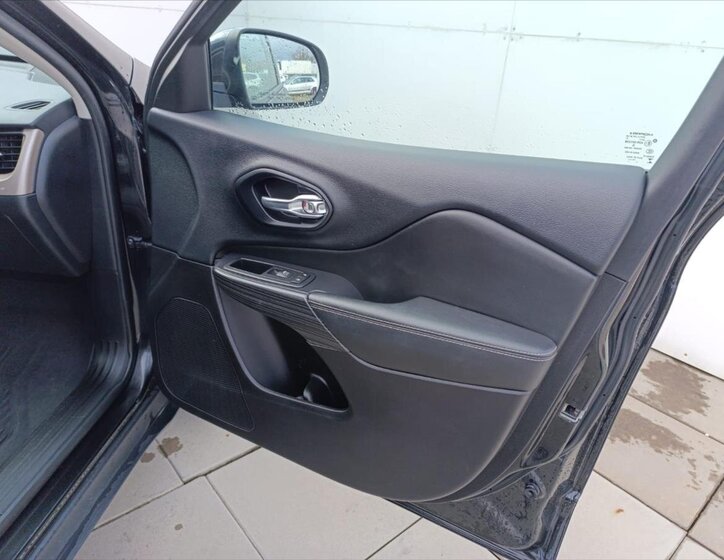 Jeep Cherokee SUV 3,2 l 200 kw