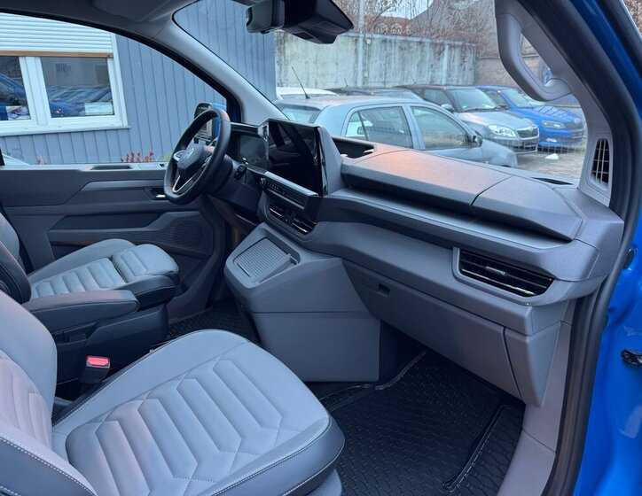 Volkswagen Caravelle 36