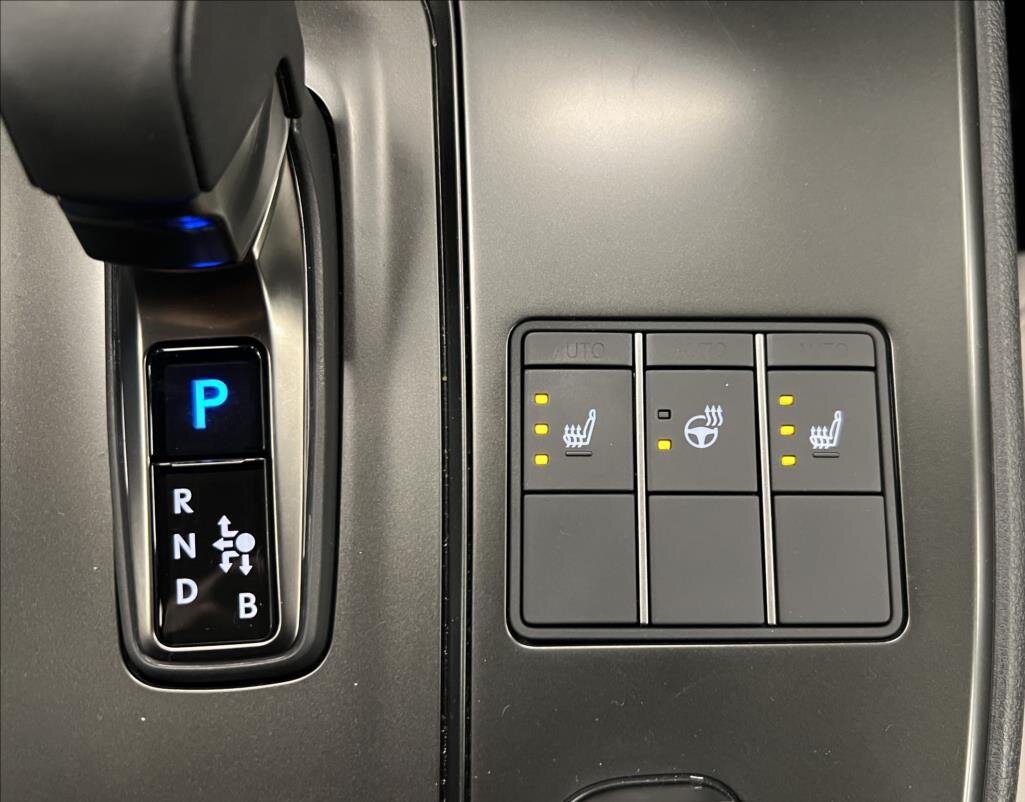 Lexus UX 300h Hatchback 2,0 l 146 kw