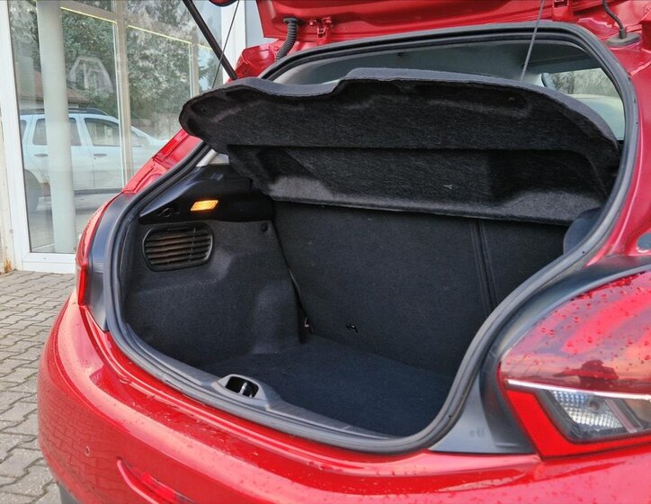 Peugeot 208 Hatchback 1,2 l 61 kw