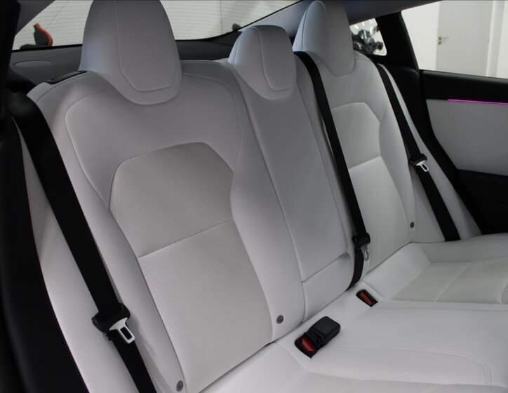 Tesla Model 3 Sedan / Limuzína 0,0 366 kw