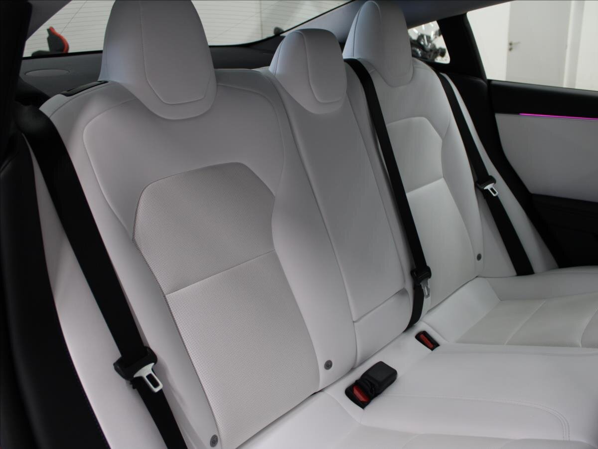 Tesla Model 3 Sedan / Limuzína 0,0 366 kw