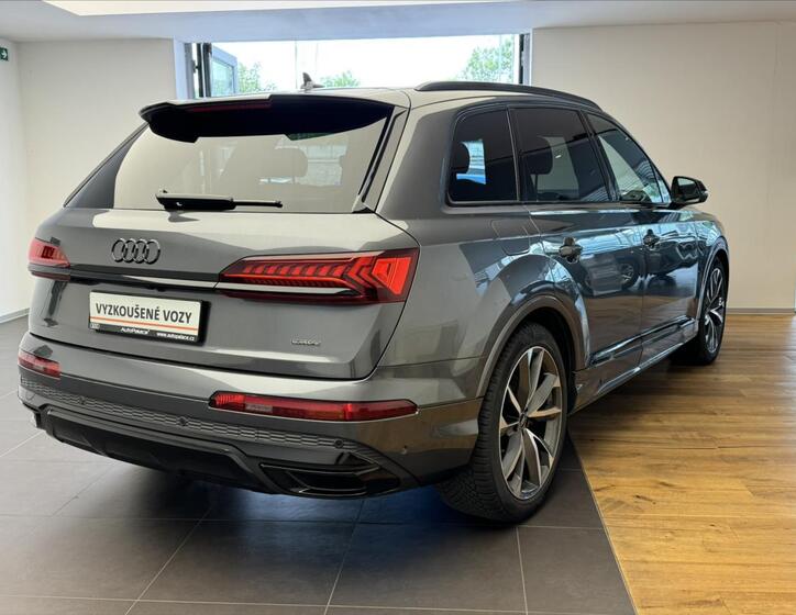 Audi Q7 4