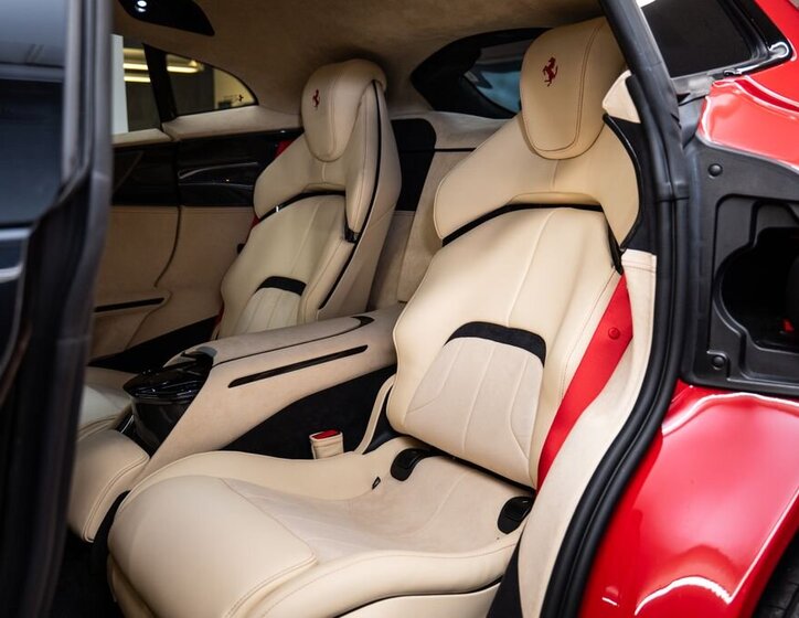 Ferrari Ostatní Hatchback 6,5 l 529 kw